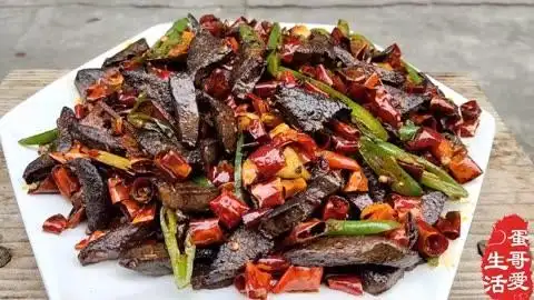 在湖南,猪连铁这样吃才叫爽,吃上一口,别提有多过瘾了