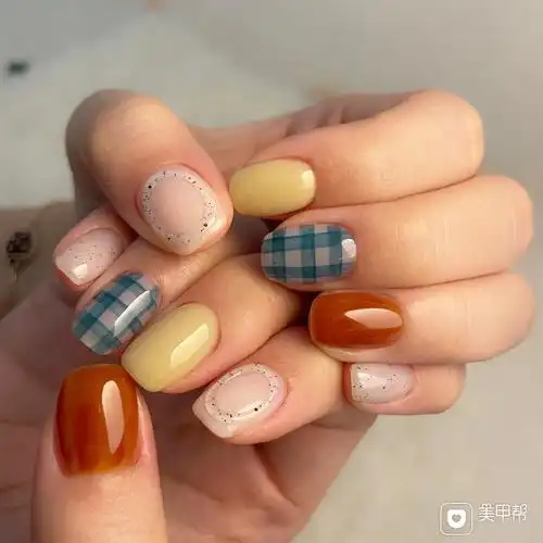 跳色格纹美甲图片