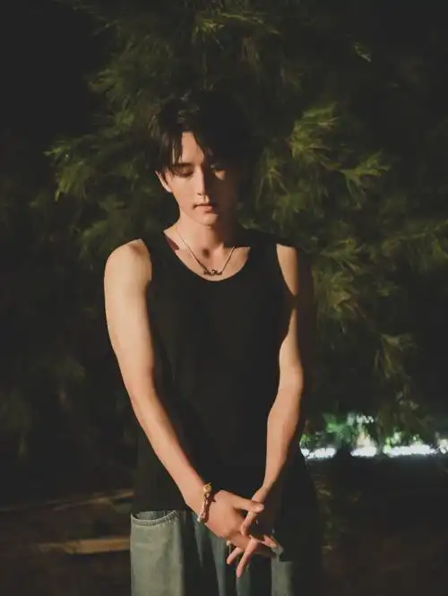 张新成新歌靠近我##张新成侧颜的线条感##眼睛离不开张新成身上