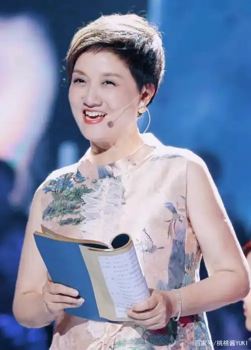 62岁邓婕高调亮相!一身黑色裙装好惊艳,气质高贵美如兰