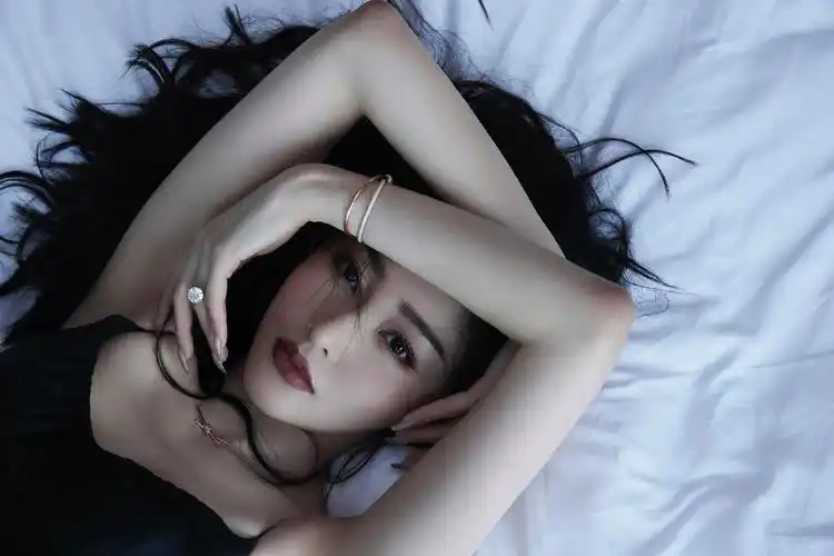 张天爱最新写真大片,身穿黑色缎面吊带短裙身, 一起邂逅深邃奇境-爱