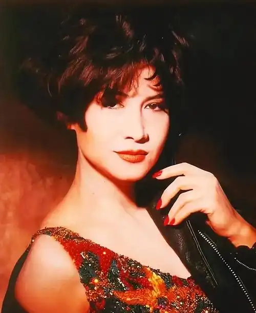 回顾铁肺甄妮丈夫车祸去世4年后为亡夫生下一女痴情相守