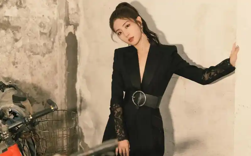 邢菲复古真空西装高清桌面壁纸