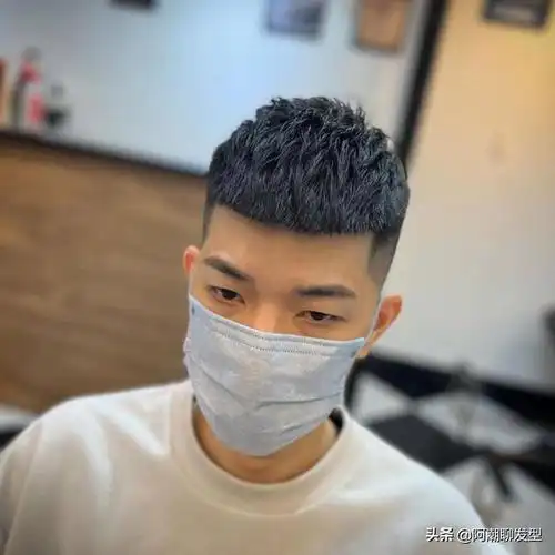 发型就很值得去尝试,两边的头发渐层铲出渐变的效果,鬓角的地方也精修