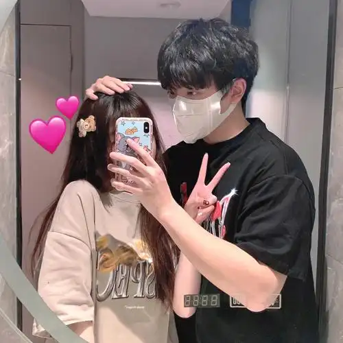 甜甜的情侣拍照姿势甜甜摸头情侣对镜拍