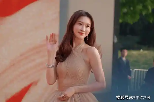 林志玲这次是以嘉宾身份来出席北影节,她选择了一身中国台湾设计师