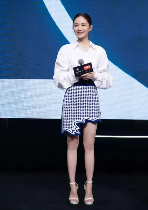 王子文官宣恋情状态好穿千鸟格短裙出席活动生图腿型细又长