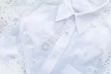 美女膜脚洗衣服前一抹白衬衫背景