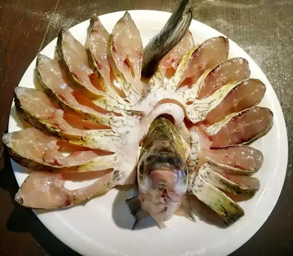 清蒸鱼:年夜饭的餐桌上必备的一道菜,                那就是清蒸鱼.