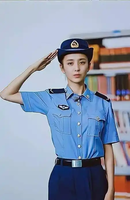 女明星"军装照":佟丽娅,赵丽颖精致可爱,杨幂惊艳