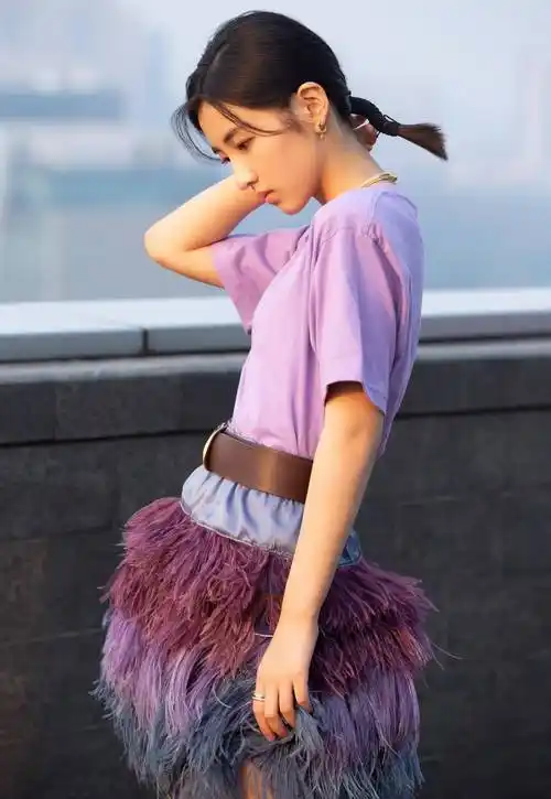 这套紫色的穿搭也是非常少女的,张子枫将头发绑了起来,整个人会显得
