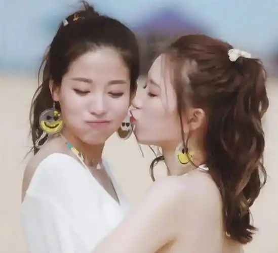 snh48女团写真,别只躲在车里抽烟了,看看女孩的图片轻松一下_生活