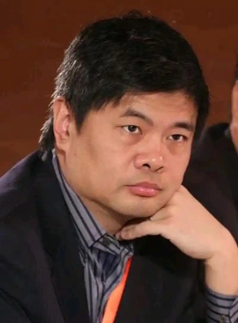 当年,42岁的亿万富翁丁健爱上了36岁的主持人许戈辉