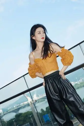 赵丽颖镂空上衣搭配黑色皮裤甜酷写真