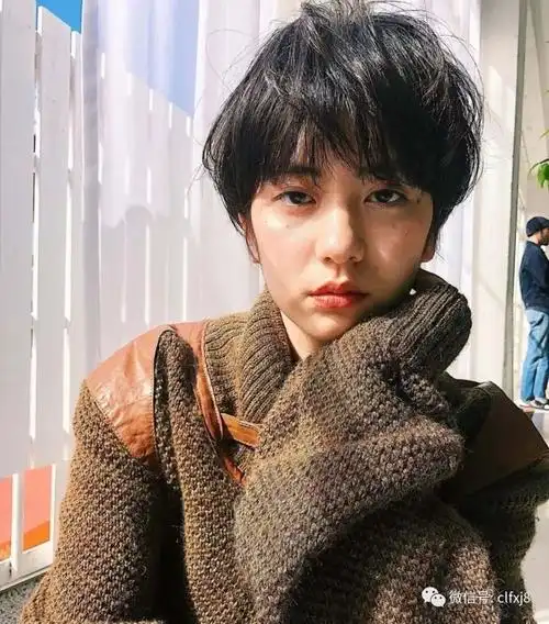 显高的同时还增加时尚感,无论春夏秋冬都非常百搭,超短发对于小个子