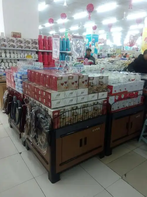 平原店2018年综合超市年节堆头陈列照片