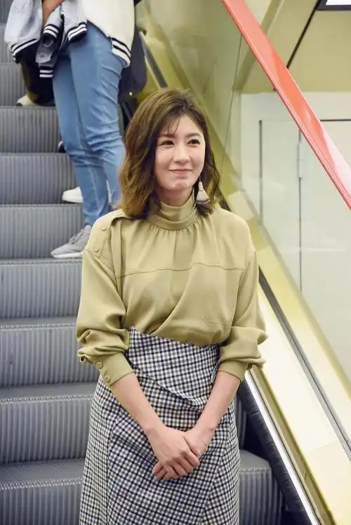 贾静雯难逃中年发福,穿半身裙尽显"膀大腰圆",未修图太真实