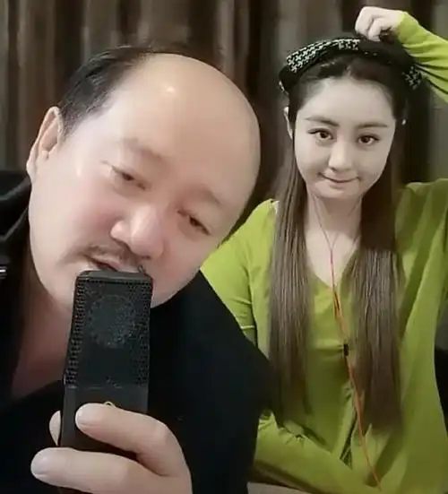 "赵本山接班人"唐鉴军:走红后拒绝抛弃不孕妻子,如今苦尽甘来