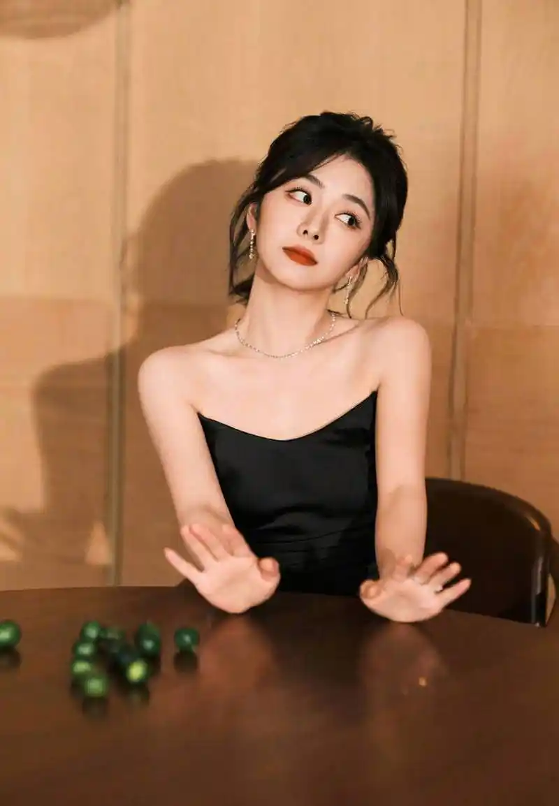 近日工作室晒出了,一组谭松韵时尚写真美照,谭松韵身穿的是一件黑色