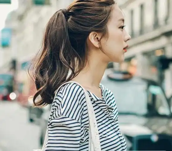 测验考试扎个马尾辫也极度心爱哦,搭配背带裤,减龄无敌了.