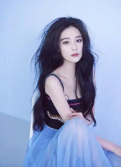 张馨予出席活动穿出新高度,令人不敢直视,就这样还敢叫板范冰冰?