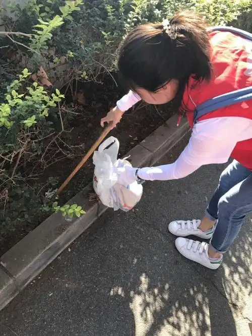 照片集锦描述与说明在马路边帮忙捡垃圾活动时间2021-07-15至2021-07