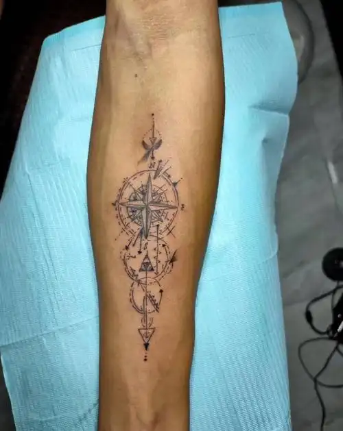 指南针纹身图片_手臂纹身图案