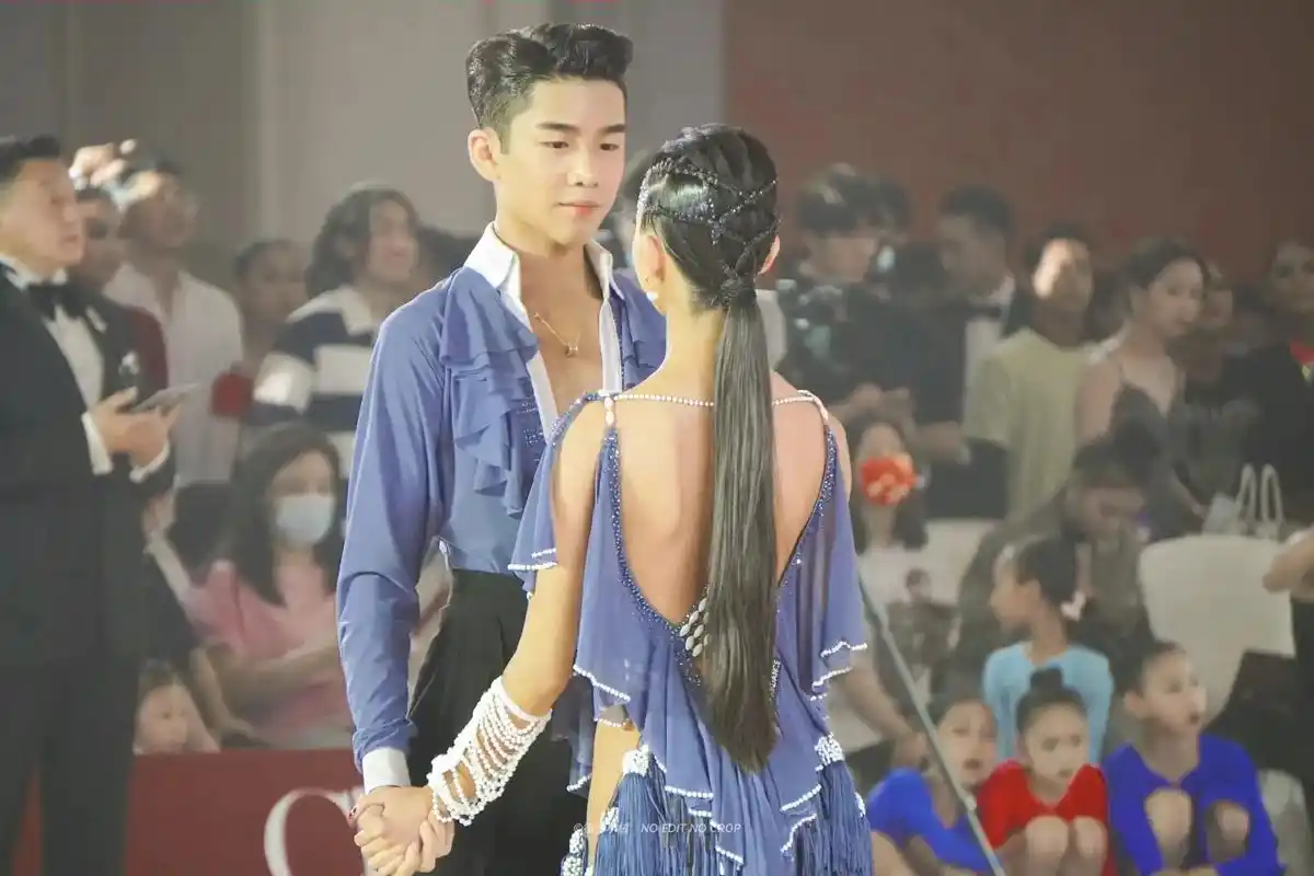 音乐狂欢我不理 我唯独望向你9790#王崇墨李茉晗  #墨茉 - 抖音