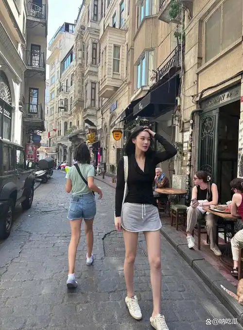 张馨予今日分享街拍日常真的太美了