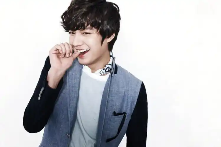 李敏镐照片蓬松卷发展大男孩魅力