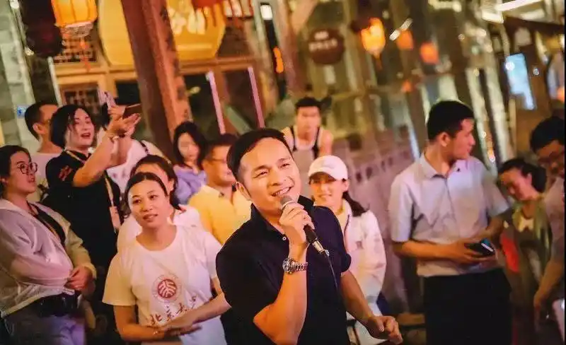 肆,香港团加入齐欢乐 香港旅游团的酱友被现场欢乐氛围感染,他们加入