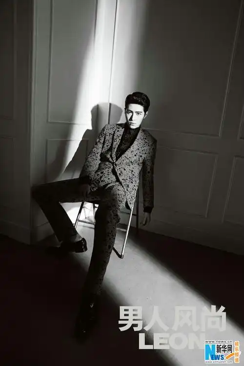 陈学冬黑白复古大片曝光 成熟西装演绎十足个性