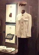 1953年,公安部设计了人民警察55式制服,夏季服装各警种均为斜纹布面料