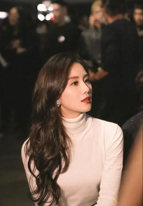 中长发最经典的就是s型卷发,又大又蓬松的发型,不管什么脸型都能被