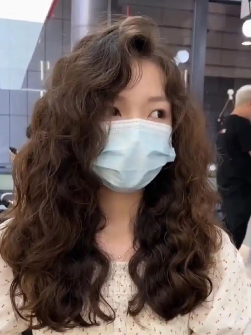 第一次卷发中长发一定要尝试的羊毛卷烫发 蓬松显发量头顶蓬松的羊毛