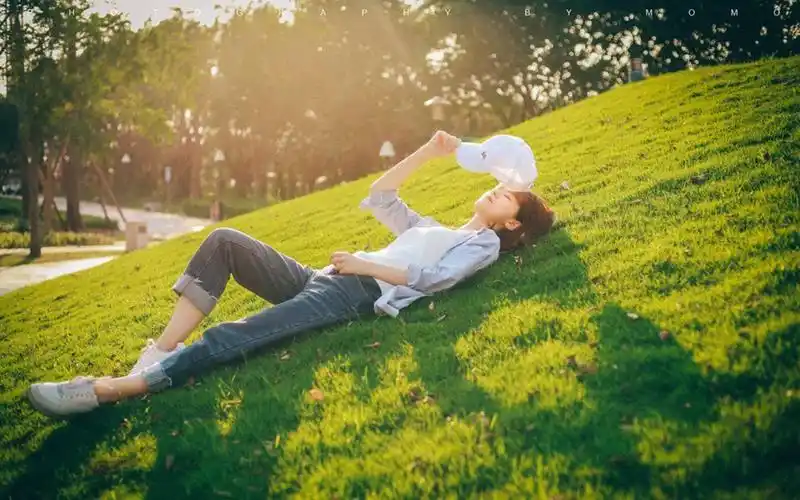 清纯文艺女生唯美逆光写真图片桌面壁纸-美女壁纸-手机壁纸下载-美桌