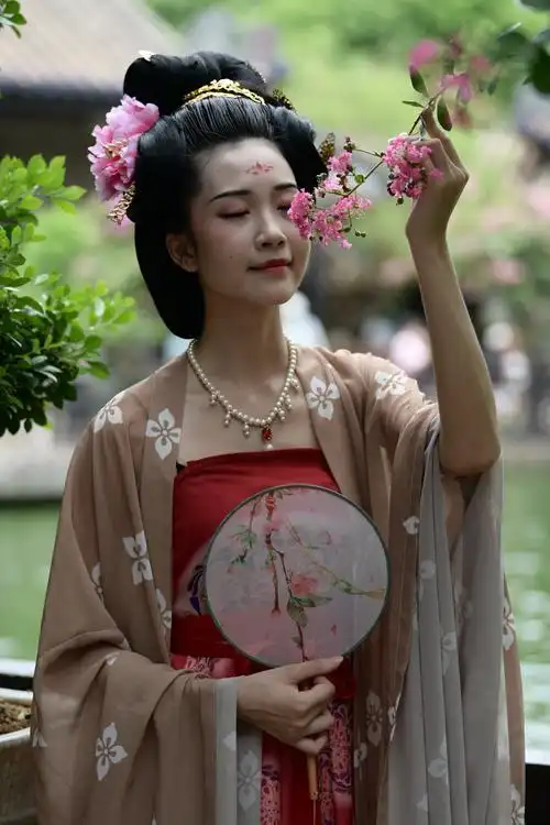 汉服之美醉千年-……摄于(余荫山房) 写美篇汉服: 是中国女人最美的
