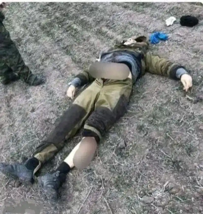 这张照片拍摄于乌克兰战场上,一个乌军的女兵牺牲后被弃尸荒野,看上去