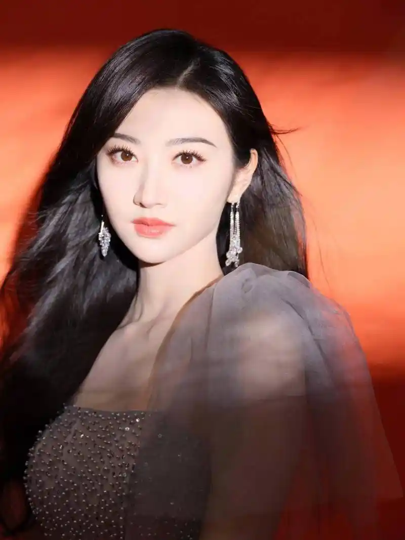 2004年,16岁的景甜甜坐进了车牌为9988的豪车,没过多久课也不上了