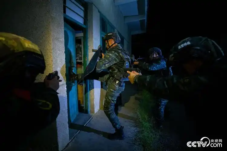 反恐战斗深夜打响武警特战队员开展夜间反恐演练