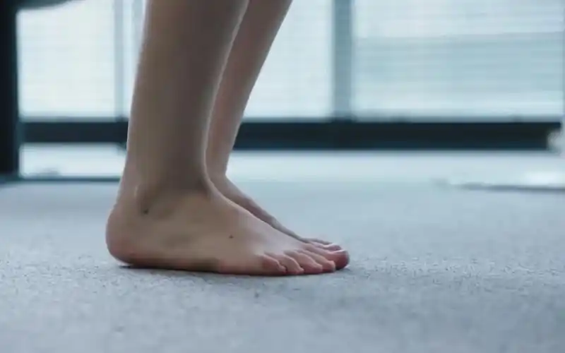 赵丽颖被霸道总裁强行脱鞋光脚运动