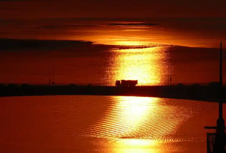 蓝天白云夕阳红