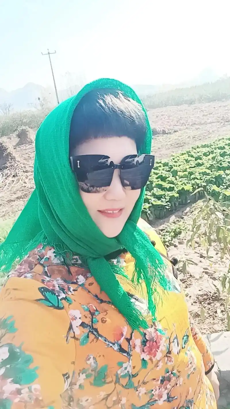 土到极致就是潮,三块钱的头巾一戴,大花棉袄一穿,村姑们闪亮登 - 抖音