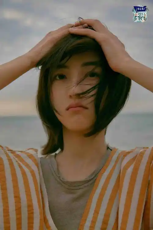 集合少女感与少年感于一身,张子枫怎么做到的!_妹妹_生活_衬衫