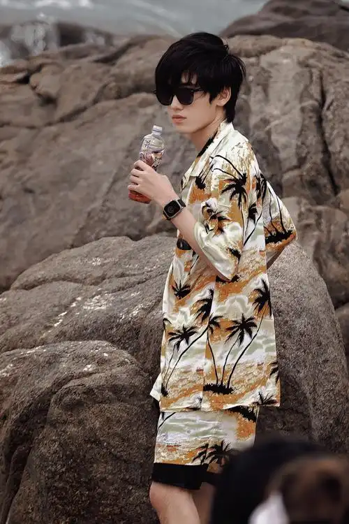 时代少年团三亚花衬衫路透##宋亚轩情人节侧颜随拍