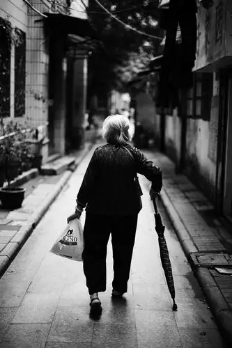 如此沧桑,孤寂,无助的背影