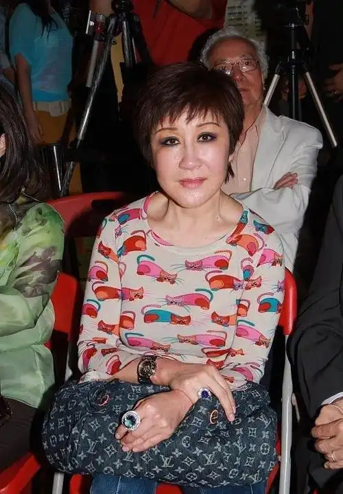 丁佩李小龙在我床上猝死前夫向华强养我42年离婚后还是家人