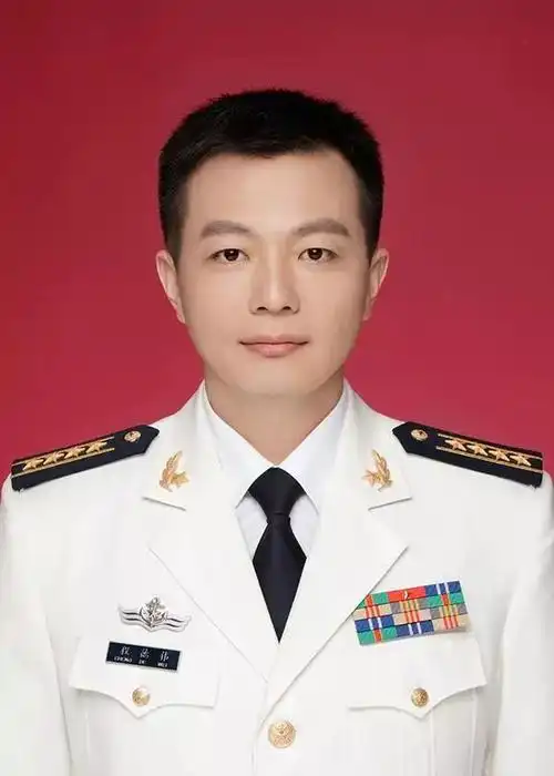 毕业于中国人民解放军海军大连舰艇学院,大学本科学历,海军大校军衔