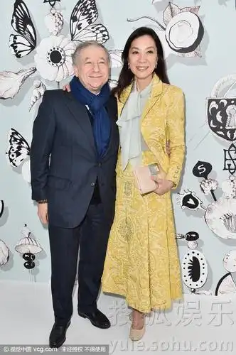 杨紫琼与未婚夫牵手现身亲密合影尽显恩爱