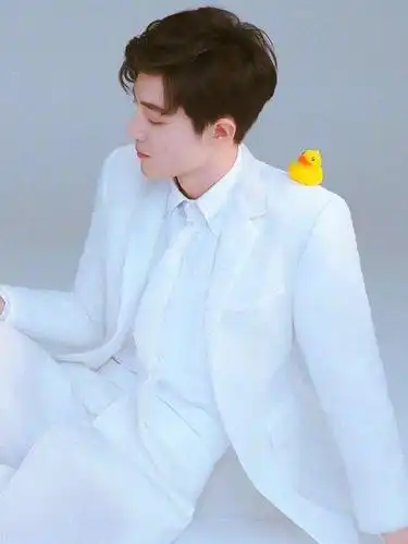 29岁肖战少年感爆棚,一袭白衣温润如玉,大长腿好不真实!